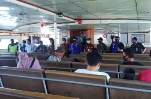 Pastikan Kondisi Kapal dan Penerapan Protokol Kesehatan, Dirpolairud Polda NTB Beri Himbauan di Dalam Kapal