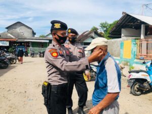Patroli Ke Pasar, Sat Sabhara Polres Sumbawa Bagikan Masker