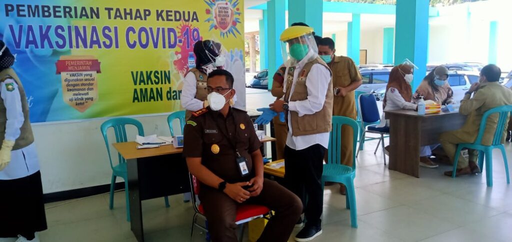 Vaksi Termin ke 2, Ketua DPRD dan Kadis Dikes Sumbawa Yakinkan Vaksin Aman