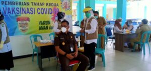 Vaksi Termin ke 2, Ketua DPRD dan Kadis Dikes Sumbawa Yakinkan Vaksin Aman