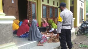 Blusuki Petani Bawang, Bhabinkamtibmas Desa Mbuju, Ajak Emak-emak Patuhi Prokes