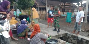 Babinsa Desa Berare Sumbawa Sosialisasi Surat Edaran Pembatasan Kegiatan Pengendalian Covid-19