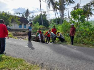 Dibantu Warga, Bhabinkamtibmas Desa Lasi Turun Atasi Pipa Bocor Milik PDAM