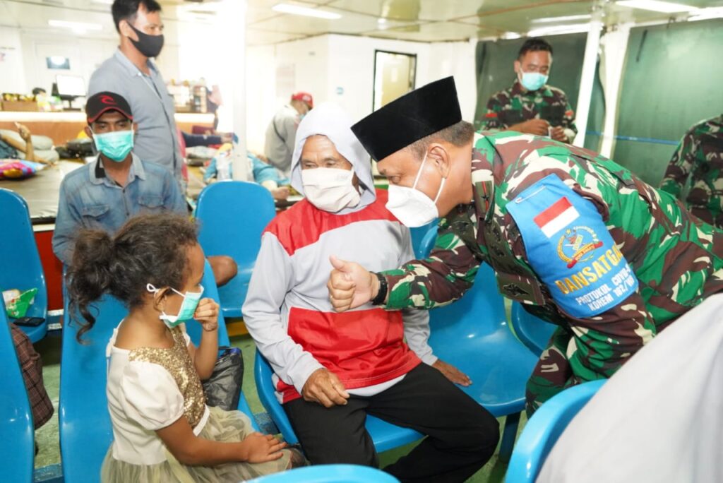 Danrem 162/WB Bagi Masker dan Sosialisasi Prokes Kepada Penumpang Kapal Penyebrangan Kayangan-Poto Tano