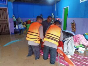 Ratusan Rumah Terendam Banjir di Sumbawa, Anggota Brimob Bantu Evakuasi Warga