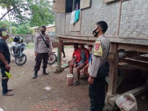 Anggota Polsek Jereweh Terus Edukasi Masyarakat Terbit Prokes Penyebaran Covid-19