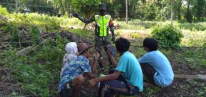 Babinsa Desa Tatar Laksanakan Komsos Imbau Masyarakat Patuhi Prokes 3 M, 3 T