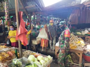 Babinsa Koramil Empang Terus Lakukan Sosialisasi Prokes Covid 19.