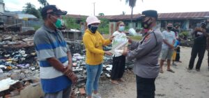 Kapolsek dan Forkopimcam Maluk Serahkan Bantuan Kebakaran