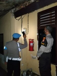 Pastikan Aman, Personel Piket Polres Sumbawa Rutin Kontrol Lingkungan Mako