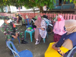 Babinsa Desa Lamusung Laksanakan Komsos Imbau Masyarakat Patuhi Prokes 3 M, 3 T