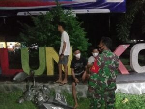 Danramil Jereweh Perintahkan Seluruh Babinsa Imbau Masyarakat Patuhi Prokes 3 M, 3 T