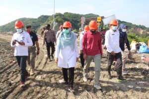 Tinjau TPA Kebon Kongok dan Pengolahan Limbah Medis, Wagub Jalan Kaki 2,5 Km