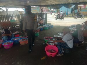 Bhabinkamtibmas Labu Lalar Beri Semangat dan Imbau Prokes Kesehatan di Pasar Tradisional