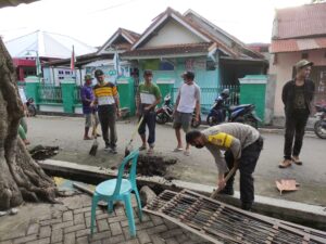 Peduli Lingkungan, Bhabinkamtibmas Polsek Alas Royong Bersihkan Selokan
