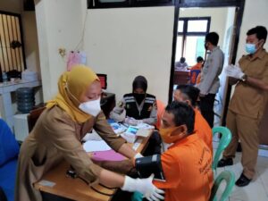 41 Orang Tahanan Polres Sumbawa Barat Ikuti Pemeriksaan Kesehatan