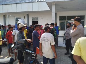 Temukan Tumpahan Limbah Oli di Bekas di Dermaga Nelayan, Warga Gedor ASDP Poto Tano