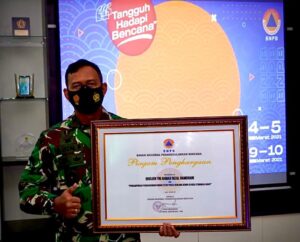 HUT BNPB Ke 13, Danrem 162/WB Terima Penghargaan Kepala BNPB RI