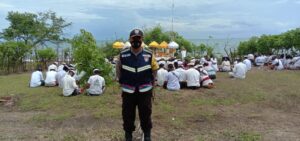 Bhabinkamtibmas Berikan Pengawalan & Pengamanan Acara Keagamaan Melasti Di Desa Rhee