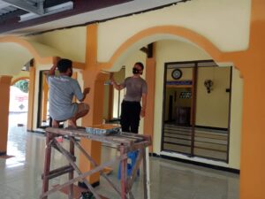 Bhabinkamtibmas Desa Benete Sumbawa Barat Bantu Warga mengecat Masjid