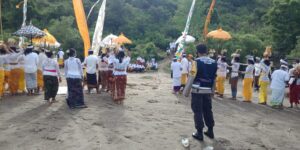 Bhabinkamtibmas Desa Kokarlian Sumbawa Barat Kawal Ritual Adat Melasti Sambut Nyepi