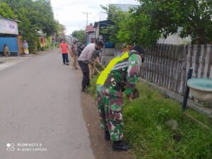 Jumat Bersih, Bhabinkamtibmas Kalimango Gotong Royong Bersama Warga