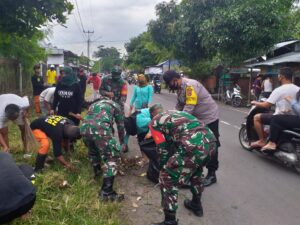 Ciptakan Kampung Sehat Polsek Pagutan Gelar Gotong Royong