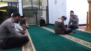 Kapolsub Sektor Kota Sumbawa Gencarkan Kampung Sehat Jilid II Melalui Safari Subuh berjamaah