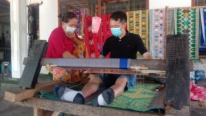 Berkat Kampung Sehat, UMKM Tenun di Sukarara Mulai Hidup