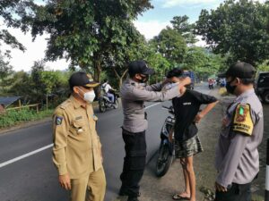 Kampung Sehat Jilid II, Kapolsek Lingsar Bagikan 1000 Masker