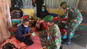 Satgas Pengaman Perbatasan Indonesia – Timor Leste Beri Layanan Kesehatan Bagi Masyarakat Yang Sakit