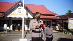 Upacara Bendera, Kapolres Sumbawa Berikan Reward Kepada Puluhan Personel