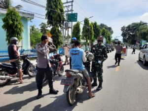 Polsek Dompu Gandeng Koramil dan Camat, Bagikan Masker Pada Pengguna Jalan