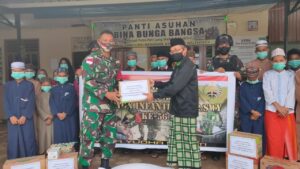 HUT Yonif ke 56, Satgas Pamtas RI-RDTL Sektor Timur Berikan Bansos