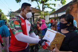 Korem 162/WB Gowes Bersama Sambil Berbagi Sembako