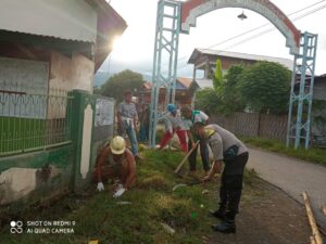 Wujudkan Kampung Sehat, Bhabinkamtibmas Bersama Masyarakat Gotong Royong