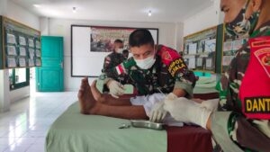Satgas Pengamanan Perbatasan RI-Timor Leste Yonif 742/SWY Gelar Donor Darah dan Sunatan Masal