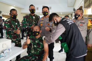 Panglima TNI dan Kapolri Tinjau Langsung Vaksinasi TNI-POLRI di NTB Melalui Zoom Meeting