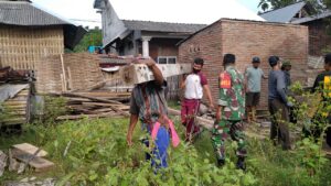 Bhabinkamtibmas Desa Belo Sumbawa Barat Gotong Royong Bantu Warga Bongkar Rumah
