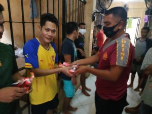 Sat Tahti Polres Sumbawa Bagikan Perlengkapan Mandi Jaga Kesehatan Tahanan