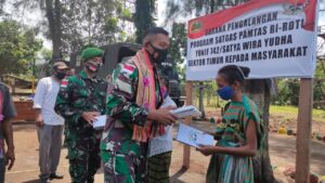 Jalin Kebersamaan, Dansatgas Pamtas Sektor Timur Serahkan Bantuan Sosial