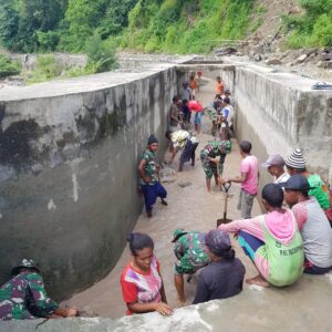 Personel Fatubesi Bantu Masyarakat Bersihkan Saluran Irigasi