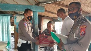 Jumat Berkah, Sat Lantas Polres Sumbawa Berbagi Kepada Masyarakat Kurang Mampu