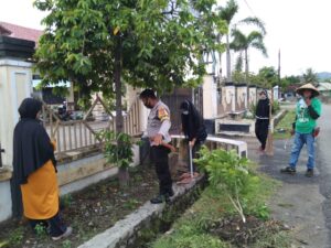 Bhabinkamtibmas Desa pasir Putih Gotong Royong Bersama Warga