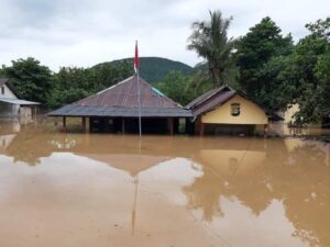 Banjir Bandang, Kantor Polsek Monta Bima Tenggelam, Ribuan Rumah Diterjang dan tiga Jembatan Ambruk