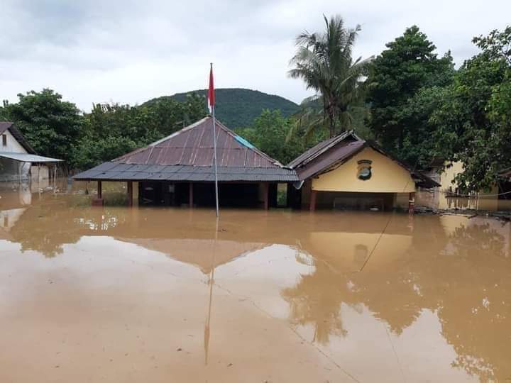 Banjir Bandang, Kantor Polsek Monta Bima Tenggelam, Ribuan Rumah Diterjang dan tiga Jembatan Ambruk