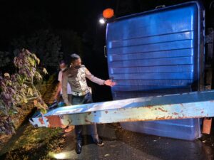 Satu Buah Truk Tronton Pengangkut Alat Berat Terguling Akibat Tidak Kuat Menanjak