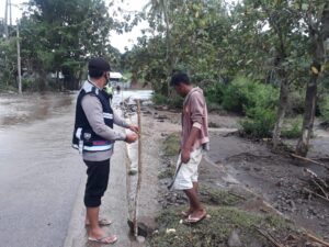 Hujan Deras dan Banjir, Personel Polsek Rhee Lakukan Patroli Siaga Bencana