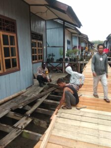 Sambangi Rumah Apung, Bhabinkamtibmas Desa Labu Lalar Ajak Warga Sukseskan Kampung Sehat