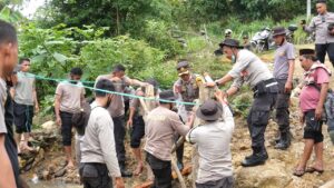 Kapolres Bersama Warga Gotong Royong Bangun Jembatan Darurat di Praya Barat Daya